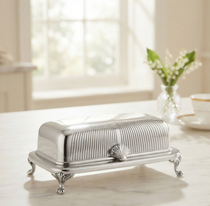 Plato para Mantequilla Rectangular Plateado con Tapa, Diseño Clásico de Metal Pulido para Uso en la Cocina - Product Image 1