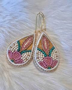 Pendientes Elegantes Hechos a Mano con Bordado y Cuentas que Combinan la Artesanía Tradicional con las Tendencias de Moda Modernas - Product Image 4