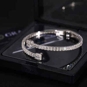 กำไลข้อมือทอง 14K แบบเปิดประดับเพชรทรงบาแก็ตต์สำหรับผู้หญิง ได้รับการรับรองจาก IGI เครื่องประดับทรงเรขาคณิตแบบซ้อนได้ - Product Image 3