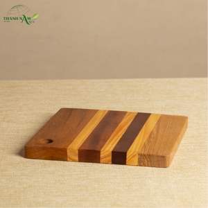 Tabla de Cortar Cuadrada de Madera de Acacia con Diseño de Rayas Naturales, 1.5 cm de Grosor, Ecológica y Duradera - Product Image 1