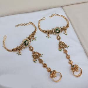 Chaîne de corps fine traditionnelle ethnique pour femme, plaquée or royal, avec pierres Pota et perles, bracelet de mariage Haath Phool - Product Image 4