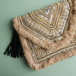 Bolso de mano Potli bordado a mano de alta calidad con borlas y cuentas, estilo tradicional para novias, ideal para bodas y moda étnica. - Product Image 4