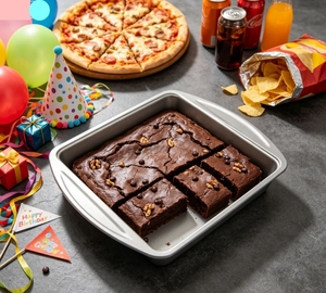 Nouvelle plaque de cuisson carrée de 9 pouces avec une belle poignée et un revêtement antiadhésif de qualité supérieure pour un démoulage facile des aliments. - Product Image 1