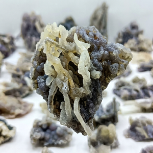 Spécimen minéral botryothique bleu naturel, cluster de cristaux bruts avec matrice - Product Image 1