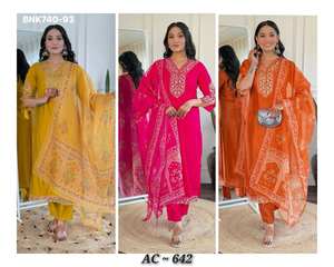 Kurti Moderno y Atractivo de Viscosa BSY con Bordado de Lentejuelas - Pantalón y Dupatta, Exportador de Moda Femenina - Product Image 2