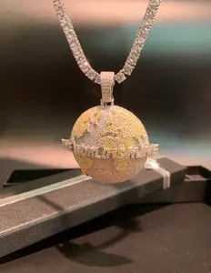 Colgante de mapa del mundo de latón bicolor con circonita redonda engastada en garra, cadena de eslabones, unisex, joyería de moda hip hop para fiestas, regalo para amantes del mundo. - Product Image 4