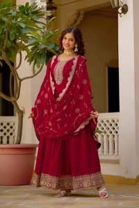 Vestido con bordado de hilo dorado y delicado bordado artesanal. Incluye una dupatta a juego para completar su look festivo y majestuoso. - Product Image 5