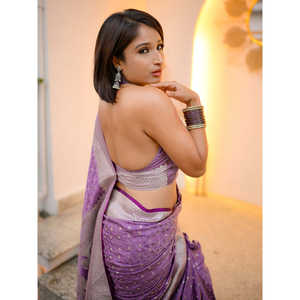 ผ้าซารีไหมซาตินบาแนรัสีทอแบบซารี ของซูนิตา เสื้อผ้าอินเดียและปากีสถาน 700 กรัม - Product Image 4