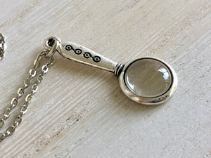 Loupe vintage en métal avec chaîne finition argentée, poignée décorative, loupe de poche à suspendre pour collectionneurs - Product Image 3