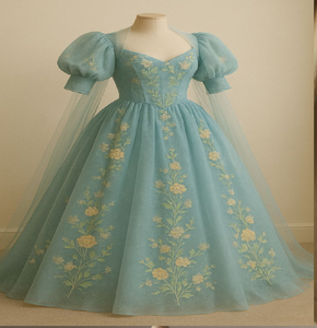 Vestido de novia de encaje color marfil con mangas abullonadas y corte en A, con detalles delicados, disponible a precios de mayorista para novias. - Product Image 6