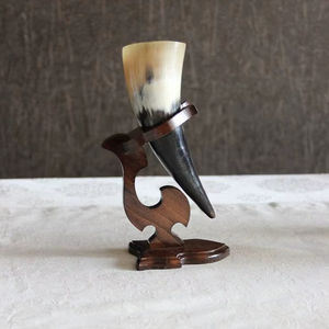 Cuerno Vikingo Único para Beber con Soporte, Hecho a Mano, Duradero, de Alta Calidad, Estilo Feng Shui, Opción de Logotipo Personalizado - Product Image 1