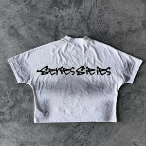 เสื้อยืดผู้ชายทรงครอปขนาดใหญ่พิเศษ ดีไซน์ขอบดิบ แต่งลายขาดๆ พร้อมปักตัวเลขด้านหลัง - Product Image 2