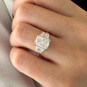 Bague en diamant de laboratoire radiant 3 TCW, Bague trois pierres radiant et trapézoïdal, Trois pierres en taille trilliant, Certifiée IGI - Product Image 1