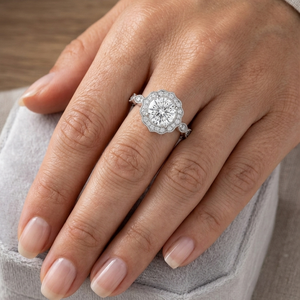 แหวนหมั้นคลาสสิกเพชรทรงกลมเจียระไนแบบบริลเลียนท์สไตล์ฮาโลทองคำขาว 18K วินเทจสำหรับผู้หญิง พร้อมใบรับรอง IGI เพชรเพาะเลี้ยงในห้องปฏิบัติการ - Product Image 3