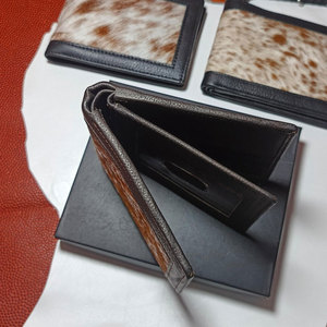 Cartera de cuero con pelo de vaca para hombre, cartera hecha a mano de cuero genuino, diseño elegante y premium. - Product Image 1