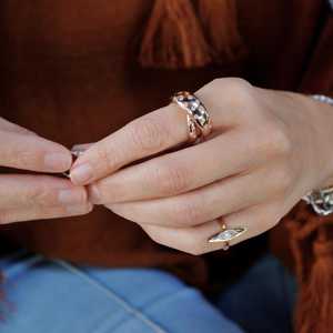 Anillos Solitarios Cruzados con Diamantes Cultivados en Laboratorio de Corte Redondo Personalizados, Venta al por Mayor de Oro de 14k y 18k - Product Image 4