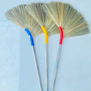 Escoba de hierba natural 100% al por mayor - Escoba de hierba con mango largo - Escoba tradicional duradera y suave para limpieza interior - Product Image 5