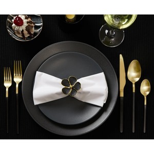 การจัดโต๊ะรับประทานอาหารในฤดูใบไม้ผลิอย่างมีสไตล์ พร้อมแหวนผ้าเช็ดปากลายดอกไม้สีดำทันสมัย - Product Image 4