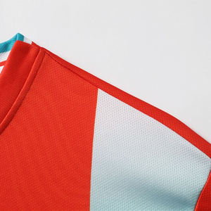 Nouvelle arrivée, uniforme de football sur mesure, manches courtes, col en V, logo sur le devant, séchage rapide, respirant, design par sublimation, 100% polyester - Product Image 6