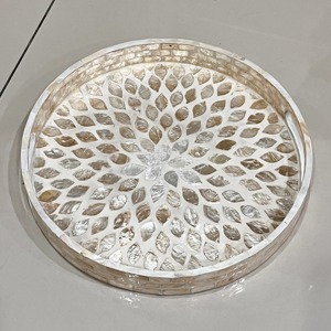 Plateau rond en nacre avec incrustations de capiz : Plateau décoratif pour table basse à motif feuille d'or - Product Image 4