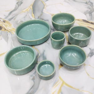 Service de table moderne en céramique verte avec plusieurs tailles de bols et collection d'assiettes de service pour les repas quotidiens et les réceptions - Product Image 3
