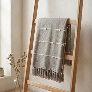 Plaid décoratif en coton tissé à motif quadrillé beige, couverture à pompons touffetés, décoration intérieure neutre - Product Image 5