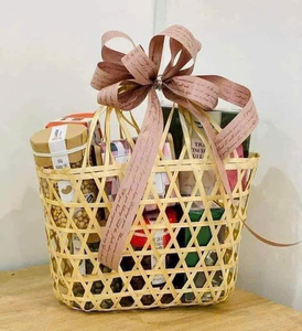 Panier de rangement en bambou tissé à la main avec motif géométrique, organisateur d'accessoires pour chambre d'hôtel, exportateur et fabricant en gros du Vietnam - Product Image 2