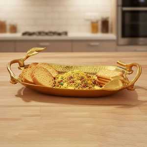 Plateau de service en aluminium fait main Golden Glow avec poignées décoratives pour la présentation des aliments lors de fêtes, style glamour, finition polie - Product Image 1