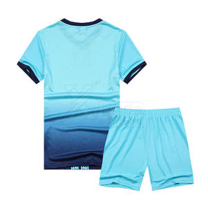 Uniforme de fútbol hecho con material que absorbe el sudor, diseñado para mantener a los jugadores frescos y secos durante partidos intensos de fútbol. - Product Image 2