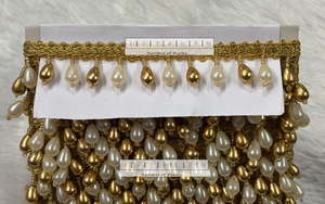 Bordure en dentelle perlée crème et or avec perles Latkan pour la décoration de sari, lehenga, robe de mariée et bien plus encore - Product Image 2