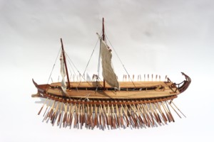 TRIREME - Maqueta de Velero de Madera Hecha a Mano, Personalizada, Antigua, Coleccionable, con Temática Oceánica, Adorno de Mesa Independiente, Pieza de Arte de Gia Nhien Co. - Product Image 4