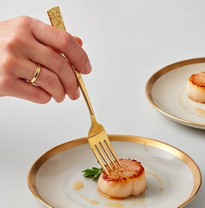 Ensemble de couverts dorés avec des poignées gravées élégantes, finition miroir haute brillance, résistant à la rouille, couverts de mariage - Product Image 4