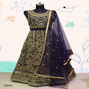 Hermoso y elegante conjunto tradicional indio de Lehenga-Choli y Dupatta de seda de morera con lentejuelas y bordados, proveedor de la India. - Product Image 1