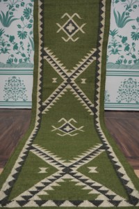 Tapis de couloir long en kilim de laine et jute tissé à la main, motif géométrique diamant du sud-ouest, vert olive - Product Image 2