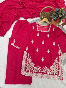 NOUVEAU DESIGNER ROMAN SILK TOP PALAZZO ET DUPATTA EN SOIE ROMAINE AVEC TRAVAIL GONFLEÉ ET GÉLÉNOUCHÉ - Product Image 6