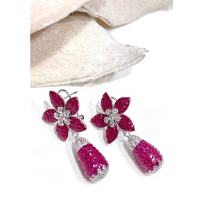 Pendientes colgantes de flor chapados en plata impecables con pedrería de cristal para mujer, estilo romántico para fiesta - Product Image 1
