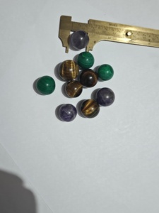 Sphère polie en pierres précieuses naturelles multiples : Œil de tigre, Malachite, Améthyste – Cabochons ronds en vrac – Fournisseur en gros de perles de cristal - Product Image 3