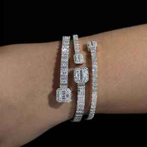 กำไลข้อมือทอง 14K แบบเปิดประดับเพชรทรงบาแก็ตต์สำหรับผู้หญิง ได้รับการรับรองจาก IGI เครื่องประดับทรงเรขาคณิตแบบซ้อนได้ - Product Image 4