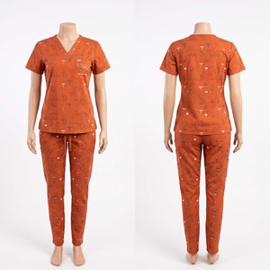 Ensemble de blouses médicales imprimées pour femmes, 95 % polyester, 5 % élasthanne, 180 GSM, extensible et doux, orange, broderie personnalisée, logo par transfert thermique - Product Image 1