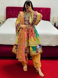 Vista detallada del vestido nupcial afgano Kuchi con una masiva gargantilla de monedas plateadas y bordados multicolor con detalles vibrantes e informales. - Product Image 3