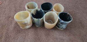 Vente en gros d'articles artisanaux variés : Petits gobelets sculptés avec motif animalier, faits à la main en véritable corne de bœuf polie, écologiques pour la décoration intérieure - Product Image 4