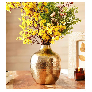 Jarrón de metal dorado martillado hecho a mano, jarrón de mesa moderno de metal, jarrón martillado para decoración del hogar, precio al por mayor - Product Image 1