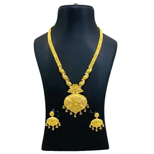 Collar de Moda para Mujer con Colgante de Flor en Cadena Chapada en Oro y Latón - Product Image 1