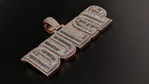 จี้เพชรโมอิสซาไนต์ทรงเหลี่ยมมรกตแบบสั่งทำพิเศษสำหรับฮิปฮอป พร้อมใบรับรอง IGI สร้อยคอจี้ชื่อสำหรับผู้ชาย เงินแท้ 925 ประดับเพชรระยิบระยับ - Product Image 4