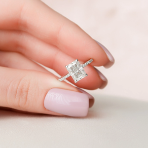 แหวนหมั้นเพชรทรงเรเดียนท์คัทแบบมินิมอลสำหรับผู้หญิง ทอง 14K สไตล์คลาสสิก ได้รับการรับรองจาก IGI เพชรเลี้ยงในห้องปฏิบัติการ - Product Image 1