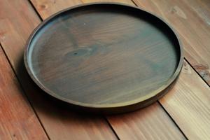 Plateau rond en bois massif de noyer 10'' - Finition laquée - Plateau de rangement portable - Utilisation moderne pour la cuisine et le bureau - Décoration minimaliste pour la maison - Product Image 5