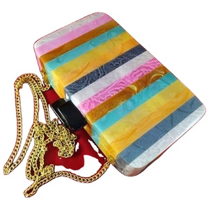 Sac à main élégant en acrylique multicolore, sac à main en résine par Wood Look, sac à main et pochette en résine pour femmes, tendance avec une longue chaîne en métal - Product Image 1