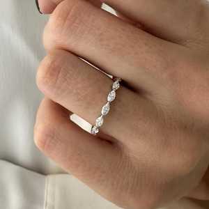 แหวนเพชรเม็ดมาร์คีส์ 0.9 กะรัต เพาะเลี้ยงในห้องปฏิบัติการ แบบเต็มวง ประดับเพชรไวท์โกลด์ ดีไซน์เรียบหรู ขนาด 2 มม. สามารถสวมซ้อนกันได้ - Product Image 5