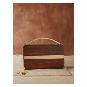 Bolso de mano rectangular clásico de madera con decoración de latón y diseño único para niñas, a un precio económico y asequible, de UO - Product Image 1