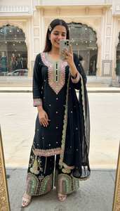 Ensemble Sharara avec Dupatta, Collection de Costumes Designer pour Femmes, Soie Chinon Premium Brodée, Tenue Traditionnelle de Soirée, Coupe Ajustée, Réversible - Product Image 2